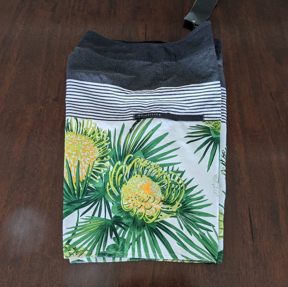 Quiksilver Board Shorts 32 - Picture 8 of 11